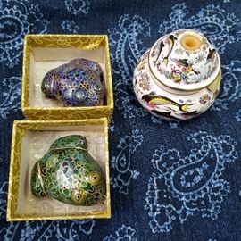 Vintage cloisonne frog in box