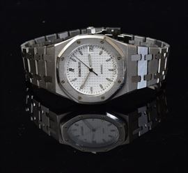 Audemars Piguet Gent's Wrist Watch
Royal Oak with date display
screw accents
45 mm diameter, 9" wrist