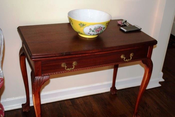Small Table with 2 Drawers and Decorative