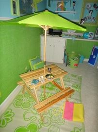 Children's picnic bench w/umbrella