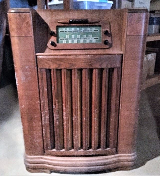 Vintage console tube radio
