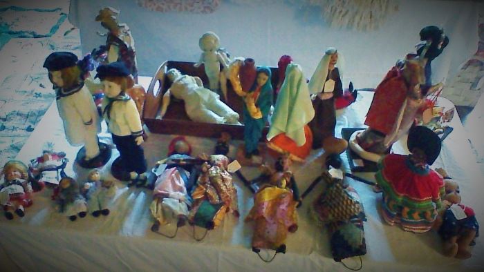Collection of dolls from any countries.