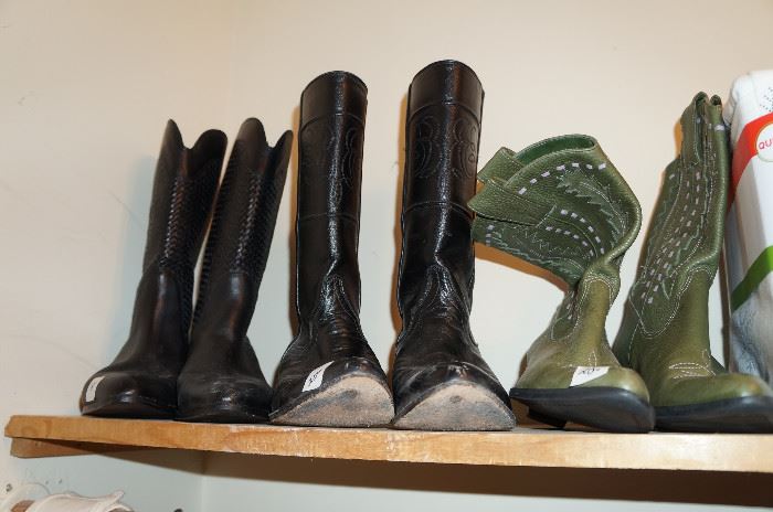 Nice little collection of cowboy boots...if you are around a size 6, you have many to choose from!