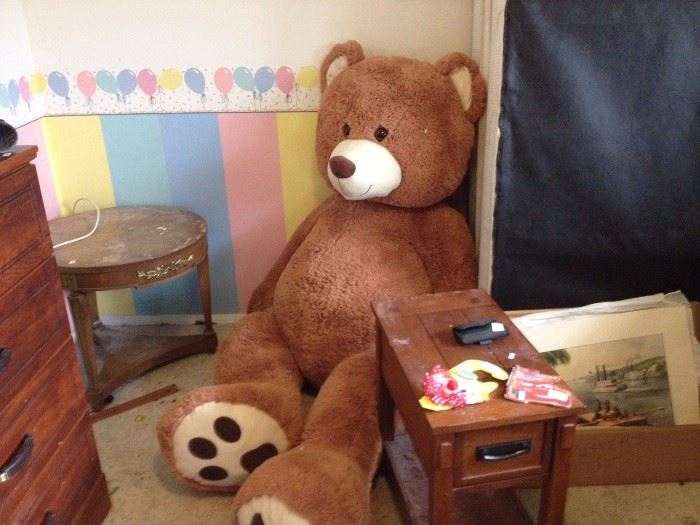 Chest of drawers, round table, rectangle table, posters, Big Teddy Bear