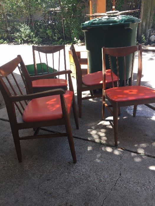 4 mid century dining chairs, has a matching round table