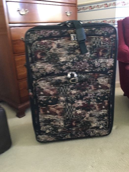 Large piece of luggage in like new condition 