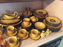 METLOX POPPY TRAIL DINNERWARE