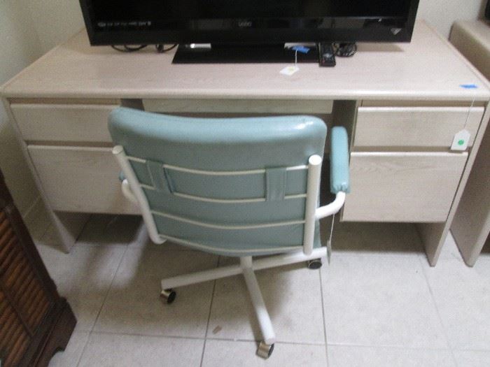 2-Knee-hole Desks in white-wash finish, with 2 matching office chairs.