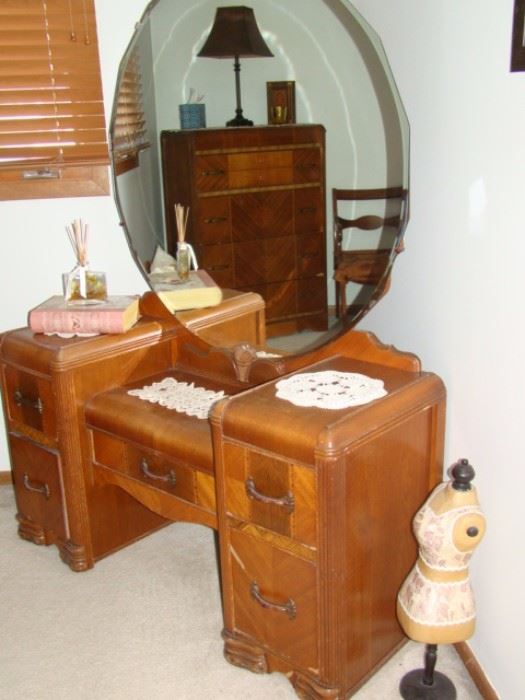 Antique vanity with mirror