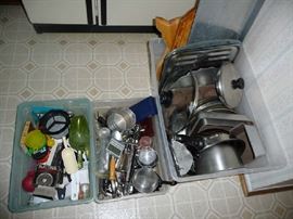 KITCHEN UTENSILS, METAL BAKEWARE