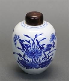 Chinese blue & white porcelain jar w/ cover, 18th c., overall: 5.5in(H) x 4in(L)