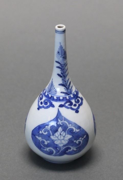 Chinese blue and white pear shaped porcelain vase, 18th c., 6.25in(H) x 3.25in(L)    