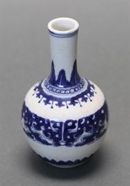 Chinese blue and white porcelain bottle vase, 18th/19th c., 5in(H) x 3in(L)  