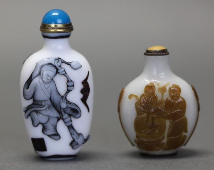 2 Chinese peking glass snuff bottles, late Qing dynasty, taller snuff bottle: 3.25in(H) 