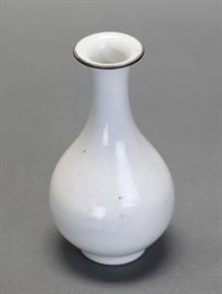 Chinese porcelain bottle vase, Qing dynasty, 6.75in(H)       