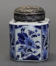 Chinese export blue & white porcelain tea caddy w/ silver cover, overall: 4.25in(H) x 3in(L) x 3in(W) 