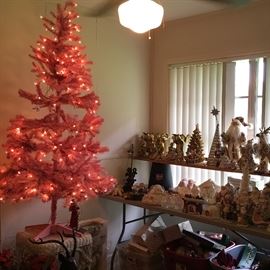 You know we love this! A lighted PINK tree!