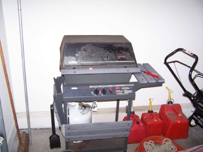 OLDER GAS GRILL