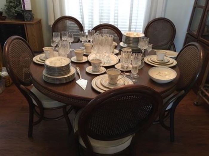 Gorgeous Rattan Dinning Room Table with Leaf and 8 Rattan Chairs