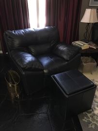 BLACK NATUZZI LEATHER LOUNGE CHAIR - 45"WIDE X 36.5"DEEP X 32"TALL