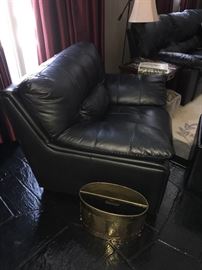 BLACK NATUZZI LEATHER LOUNGE CHAIR - 45"WIDE X 36.5"DEEP X 32"TALL