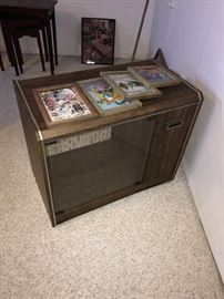 VINTAGE TV ENTERTAINMENT STAND