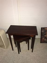NESTING TABLES