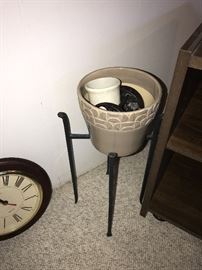 PLANTING POT AND STAND