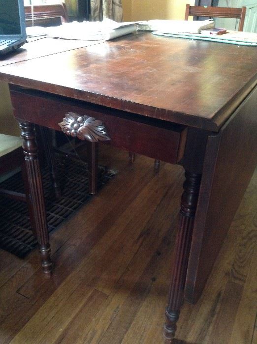 Small table with a drawer at each end, 2 drop leaves and 4 chairs.