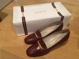 Vintage pair of Ladies Gucci alligator pumps, Wow!!  Never worn
