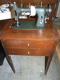 ANTIQUE DRESS MAKER ELECTRIC SEWING MACHINE IN GREAT SHAPE