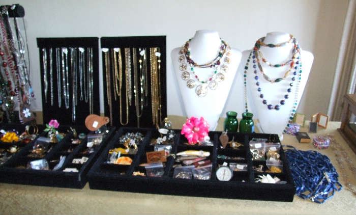 FABULOUS JEWELRY COLLECTION! DESIGNER LABELS IN RINGS-WATCHES-HEIRLOOMS-BRACLETS-NECKLACES-BROOCHES-EARRINGS AND MORE!!
