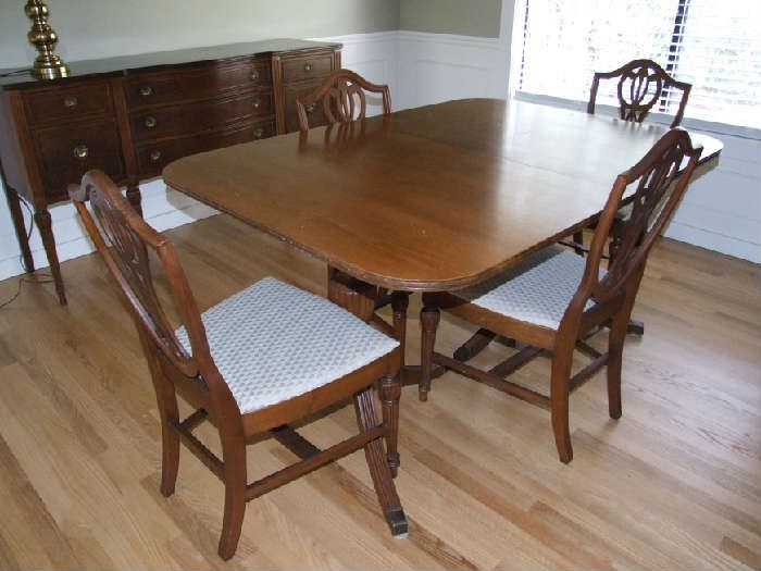 WEIMAN ANTIQUE DINING TABLE WITH 4 CHAIRS-EXTRA LEAVES-TOP PADS