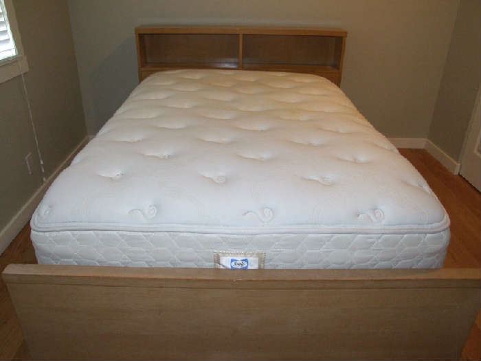 ANOTHER PIC OF THIS FULL SIZE BED SET. MATTRESS IS VERY COMFY TOO