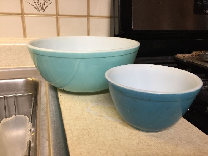 Vintage pyrex bowls