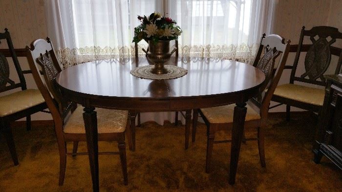 Dining room table two leaves, six chairs - matching hutch