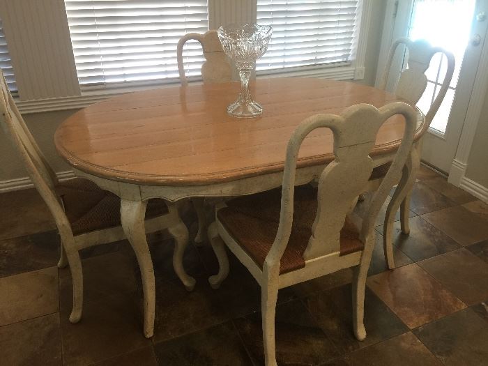 Beautiful High End dining table with 4 chairs and 2 arm chairs
