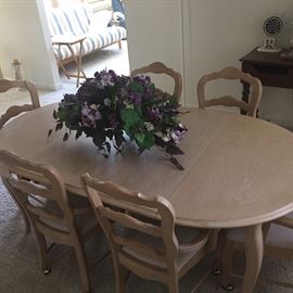 Gorgeous dining table & chairs
