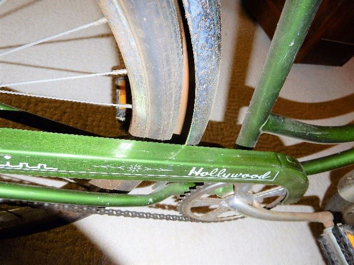 Vintage Schwinn, this one is the "hollywood" version.