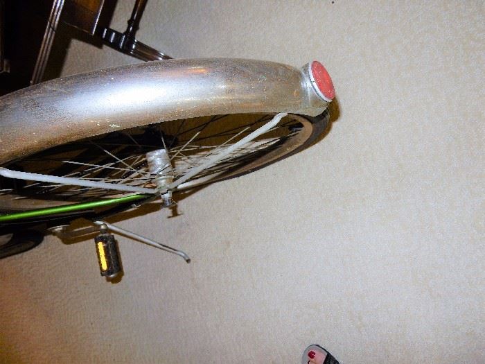 Vintage Schwinn, this one is the "hollywood" version. Note the original tail light