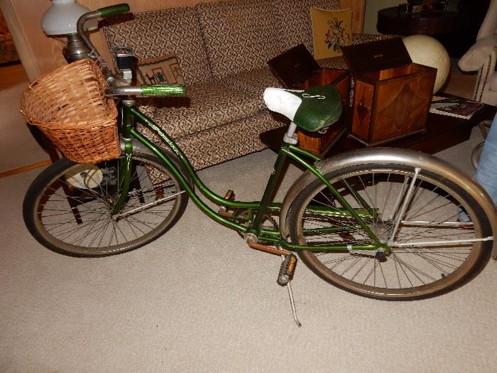 Vintage Schwinn, this one is the "hollywood" version.