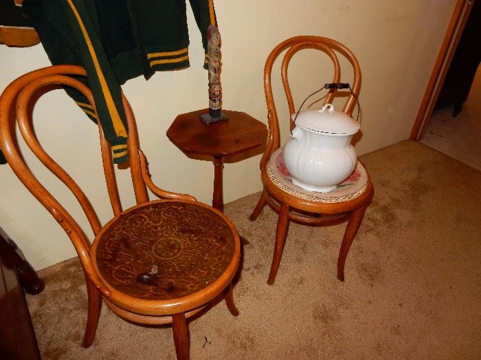 Pair of ice cream chairs and a chamber pot