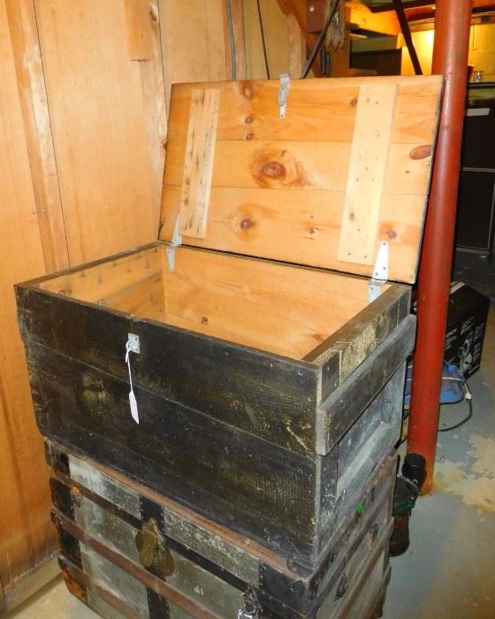 Wood trunk or toy chest