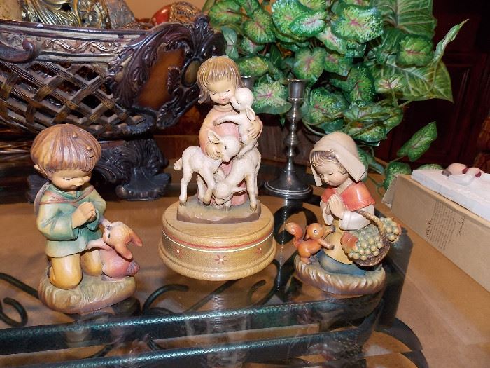 Anri Italy Wooden figurines and music box