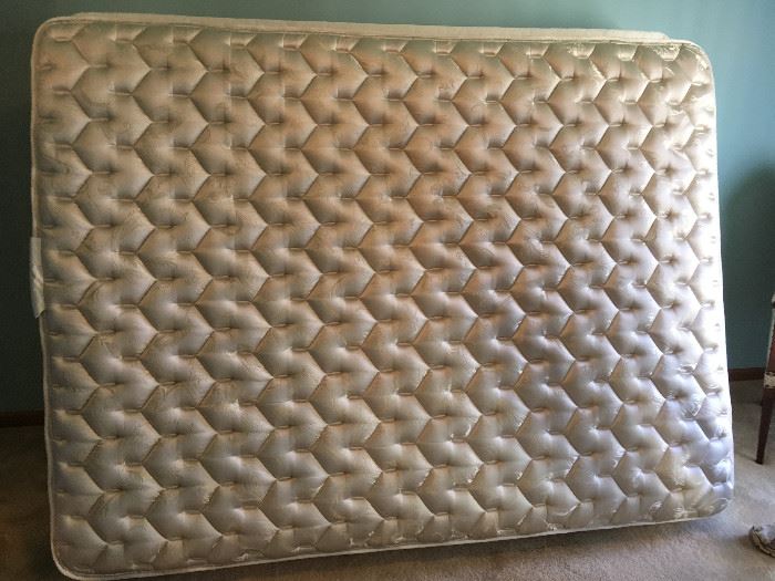 This is the mattress to a queen set -- the make is Sealy -- good quality.
