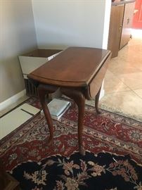 nice clean drop leaf table 