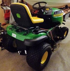 John Deer D130 Lawn Tractor
