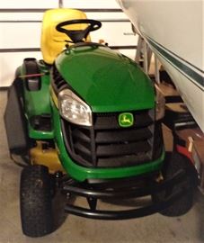 John Deer D130 Lawn Tractor