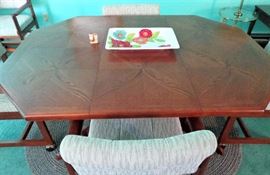 Dining Table w/1 Leaf & 6 Chairs