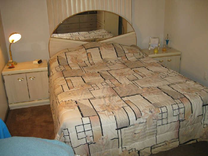 full bed, with 2 night stands